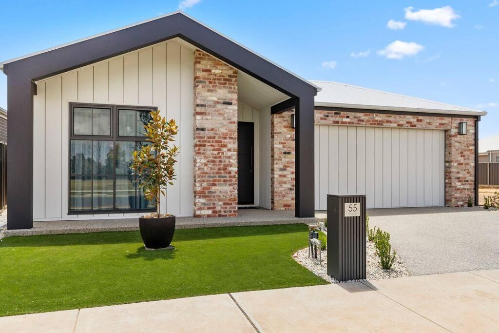 Golf Fronted Getaway Silverwoods Villa Yarrawonga Exterior photo